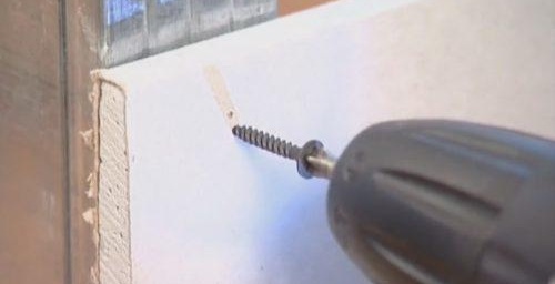 fixation des cloisons sèches avec des vis autotaraudeuses