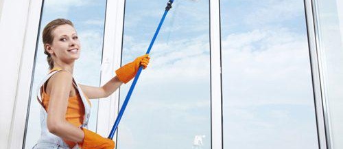 Laver des fenêtres en plastique à la maison