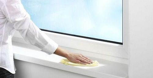 Comment pouvez-vous laver les fenêtres en plastique à la maison