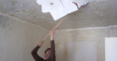 Libérer le plafond de l'ancienne finition