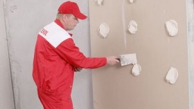 Coller des cloisons sèches