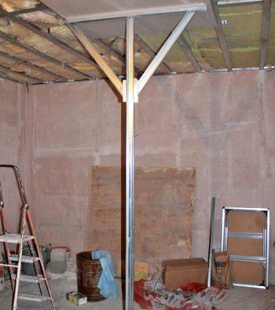 tenant le drap au plafond