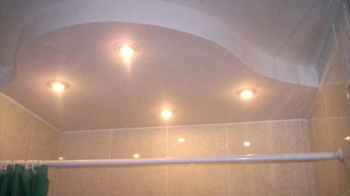 Potolok iz gipsokartona v vannoy