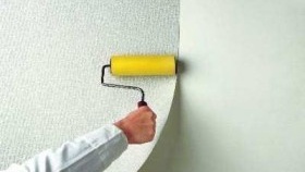 Nous roulons le bord de la feuille avec un rouleau lisse