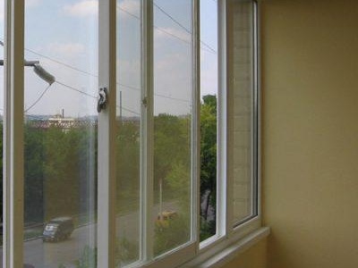 Fenêtres coulissantes sur le balcon