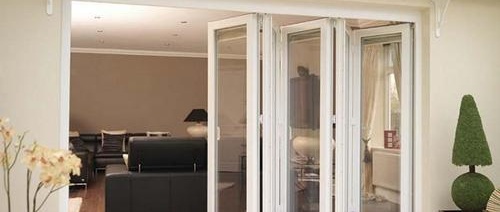 Portes coulissantes en plastique sur le balcon