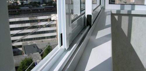 Fenêtres coulissantes en plastique pour un balcon