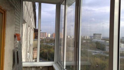 Fenêtres coulissantes en plastique sur la loggia