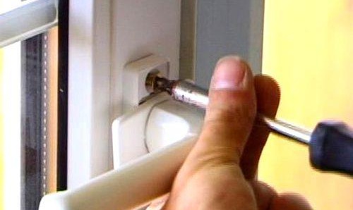 Réparation et ajustement de fenêtres en plastique