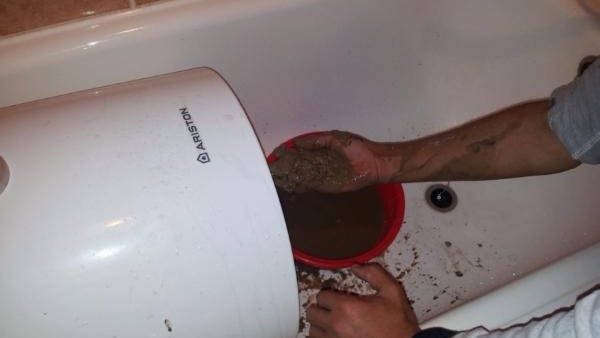 sliv-vodi-iz-boylera