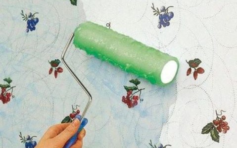 enlever du papier peint avec un rouleau