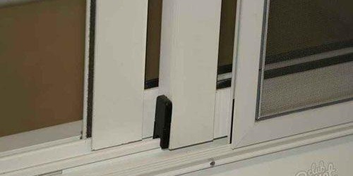 Retirer la moustiquaire de la fenêtre en plastique