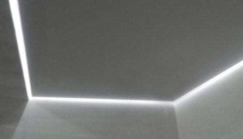 Odnourovneviy paryaschiy potolok