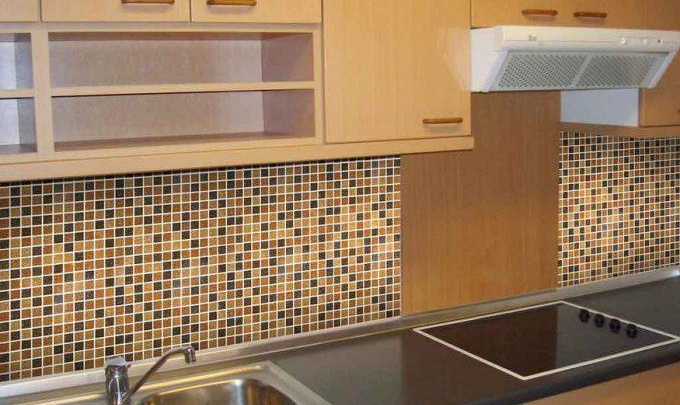 pose de carrelage sur le dosseret de la cuisine