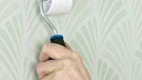 Rouler les joints et les coins avec un rouleau