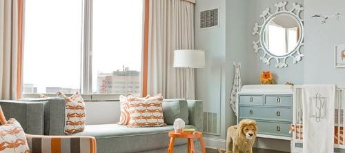 Décoration de fenêtre avec des rideaux