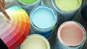 Le choix de la peinture pour peindre le papier peint