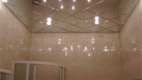 Plafond miroir dans la salle de bain